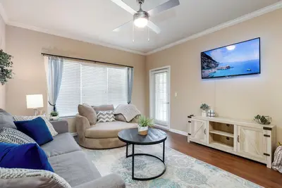Image de King Bed, Pool, Hot Tub & Gym – Minutes from Dining, Shopping & Entertainment!