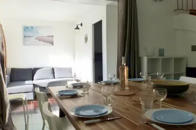 Image de maison familiale Ă 2 pas de la mer avec piscine