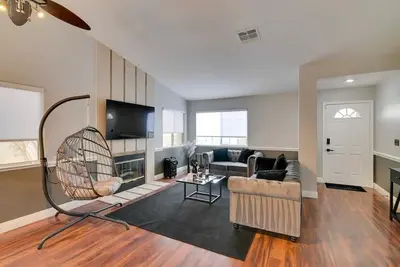 Image de Trendy 4br Home in N. Las Vegas