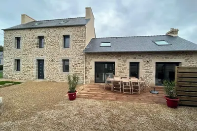 Image de Grande maison en pierres rénovée à 1, 5 km de la mer