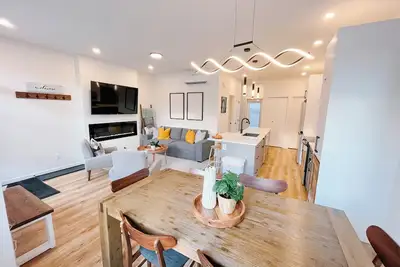 Image de Licensed - Brand New - 2 Blocks from lake - 3 Bdr