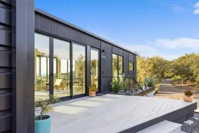 Image de Luxury Container Home w 360 Views + Infinity Pool\n