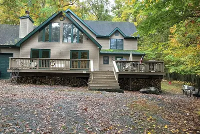 Image de Masthope chalet house 5 minutes to lake, pool and ski slopes.