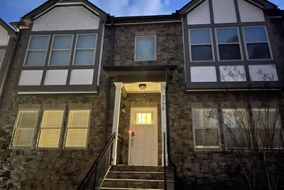 Image de A brand new townhome for cozy getaway and family friendly environment