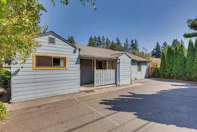 Image de < 1 Mi to Mall! Bright Single-Level Seattle Home