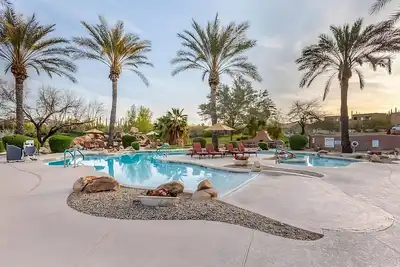 Image de Your Cave Creek Paradise! Full Kitchen, Outdoor Pool, Free Parking!