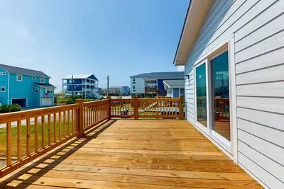 Image de Easy Breezy | House in Surf City with modern interior and nautical charm