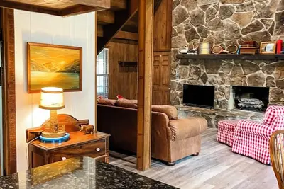 Image de Cozy cabin with beautiful sunsets. Less than hour to 5 state parks. King Bed.