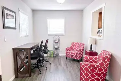 Image de 5 Rooms • Great Location • Red Haven Retreat
