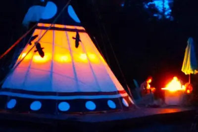 Image de Raven’s Myth - Luxury Glamping 16' Tipi - Restrooms and Showers are only a short walk away.