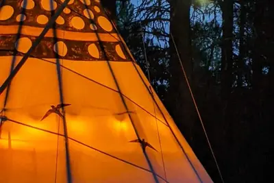 Image de Sky Spirit -Luxury Glamping 18' Tipi - Restrooms and Showers are only a short walk away.