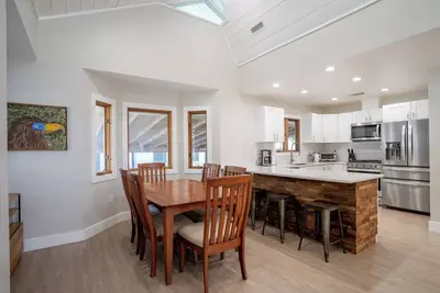 Image de Modern Craftsman Home, 10 minutes from Downtown!