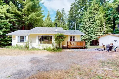 Image de Peaceful, dog-friendly home among the redwoods with beautiful garden