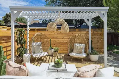 Image de Recently Renovated 2br Home: Style, Comfort & Convenience! Parking Included!