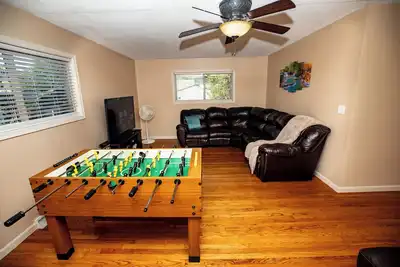 Image de Walk to Sycamore Mall, 5 Min Drive To City Center, 8 Beds Home, Fenced Yard