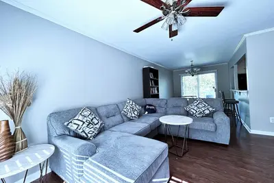 Image de Lovely home big enough for the whole crew. Walking distance of The Battery.
