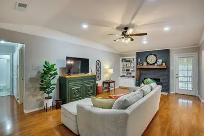 Image de Darling Waxahachie Home w/ Yard & Fire Pit!