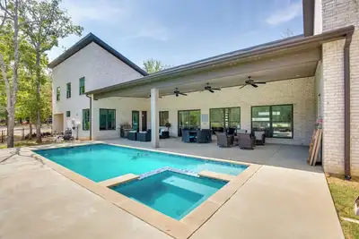 Image de Luxe Waterfront Home in Malakoff w\/ Pool + Hot Tub