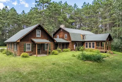 Image de Huge Log Cabin sleeps 25+ 13br 5ba Pet-Friendly near Wi Dells & Castle Rock Lake