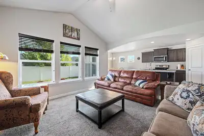 Image de Newer Nw Twin furnished home near hospital, park, and shops, monthly rental