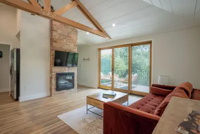 Image de Modern Industrial Carriage House, 10 minutes from Downtown!