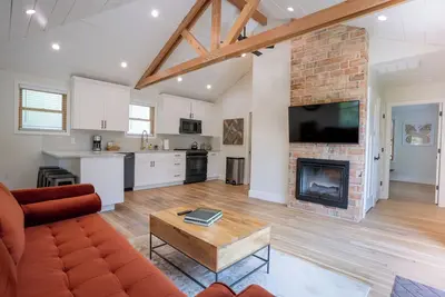 Image de Three Houses, One Property, 10 minutes from Downtown!