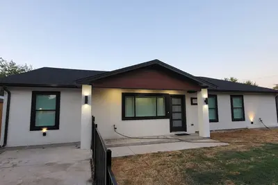 Image de Newly Renovated Modern Farmhouse Style Close to the Heart of Fort Worth