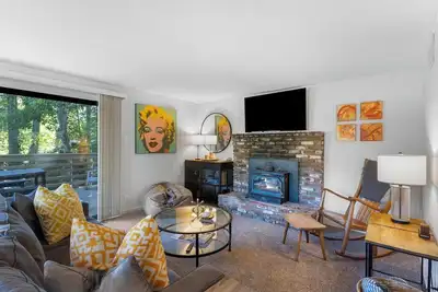 Image de Unwind in the ultimate mountain setting! And just nine minutes to the Lake!