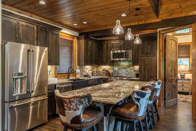 Image de Bear Rock Lodge at Eagles Nest: Hot tub, firepit, views from Camp Eagles Nest home!