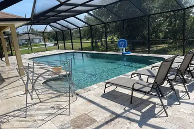 Image de ☀️ Bright & Cheerful 4 Bedroom Home with a Pool sleeps 10💦