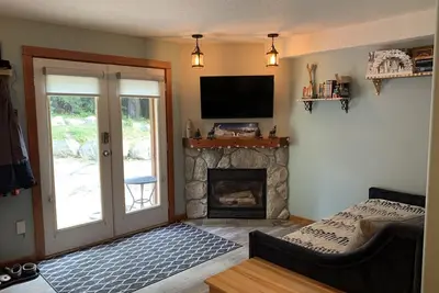 Image de Ski in  ski out. Private entry suite, with hot tub. Walking distance to village.