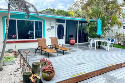 Image de We Are Back! Charming canal cottage, 4 minute stroll to beach