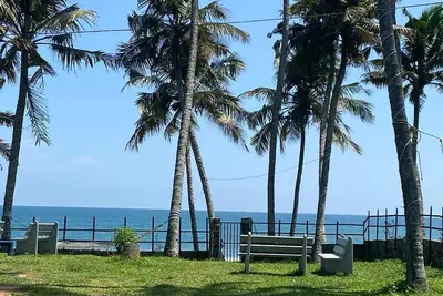 Image de Cliff beach chalet with private beach access near Varkala. \n