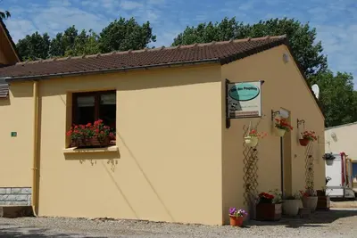 Image de Maison de vacances \"Gîte Des Peupliers, Gîte À La Ferme\" avec terrasse privée, jardin privé et Wi-Fi