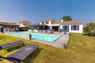 Image de Villa de standing avec piscine chauffée domaine privé proche golf plages à 10 mn