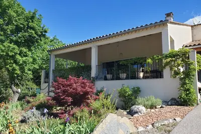 Image de Maison moderne au calme, avec jardin et terrasse couverte, vue panoramique.