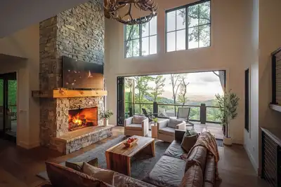 Image de The Bear Cave at Eagles Nest - luxury new build