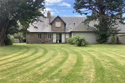 Image de L'If, appartement au rez dans une belle maison, proche de la plage