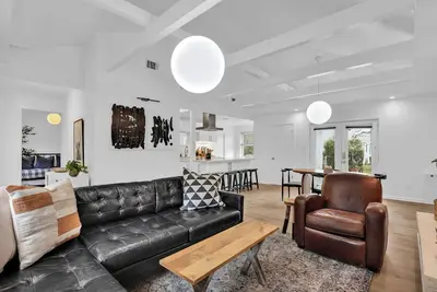 Image de MidCentury Parkside Home w/ Large Yard + Private Parking by Lucky Savannah