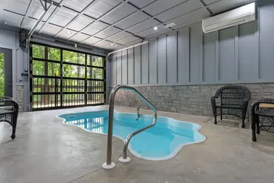 Image de Splashin and Relaxin |  Paws Welcome! New Cabin w. Indoor Pool + Hot Tub