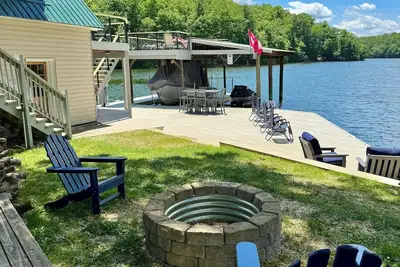 Image de Newly renovated & furnished 3 bdrm, 2 bath lake home, dock, spectacular view
