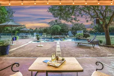 Image de Luxe Ranch-Vibe Retreat - Heated 2-Level Pool+ Spa -20 minutes to Austin & Lakes