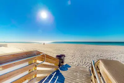 Image de Gulf-front condo with beach access, two pools, tennis, gym, & balcony