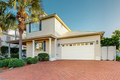 Image de Sprawling home in Destin with private pool and water views