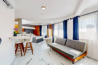 Image de Inviting apartment with pool, full kitchen, convenient location