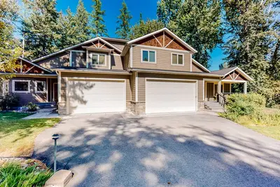 Image de 2-story townhouse near Flathead River with deck, fireplace, firepit, grill, W/D
