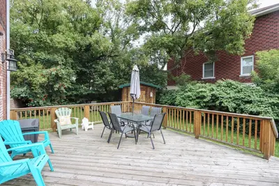 Image de Beautiful Downtown 3 bedroom Century Home -B