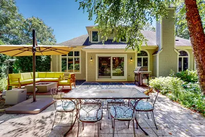 Image de Inviting home with charming outdoor area & firepit - short drive downtown