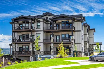 Image de Brand-new top floor condo near Park City with water/mtn views, fireplace, W/D