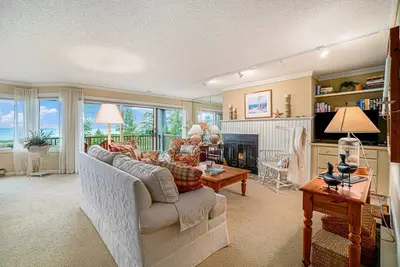 Image de Lake-view condo with private beach, fireplace, deck, washer/dryer, streaming